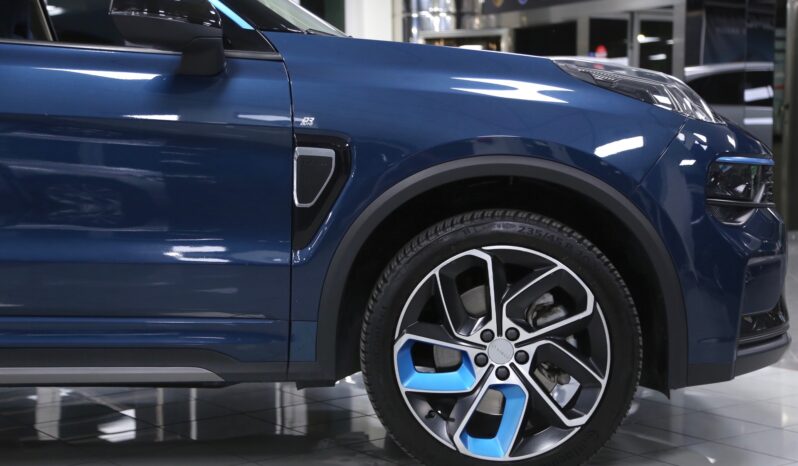 Lynk & Co 01 PHEV auto pieno